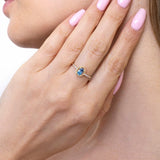 Pierścionek z owalnym topazem na palcu z delikatną obrączką od Venetia Jewels