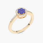 Pierścionek z szafirem i diamentami w złotej oprawie, z delikatnymi zdobieniami