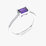 Elegancki pierścionek vintage z tanzanitem i brylantami od Venetia Jewels w srebrnym wykończeniu