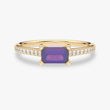 Pierścionek vintage z tanzanitem i brylantami w złotej oprawie, elegancki dodatek dla każdego.