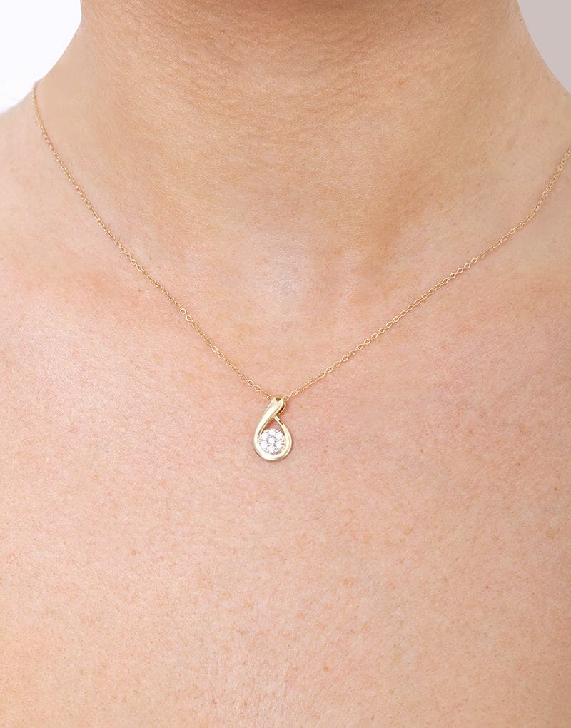 Wisiorek z brylantami na delikatnym łańcuszku w kolorze złotym, idealny na każdą okazję