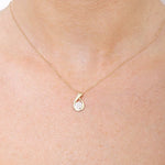 Wisiorek z brylantami na delikatnym łańcuszku w kolorze złotym, idealny na każdą okazję