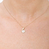 Wisiorek z brylantami na delikatnym łańcuszku w kolorze złotym, idealny na każdą okazję