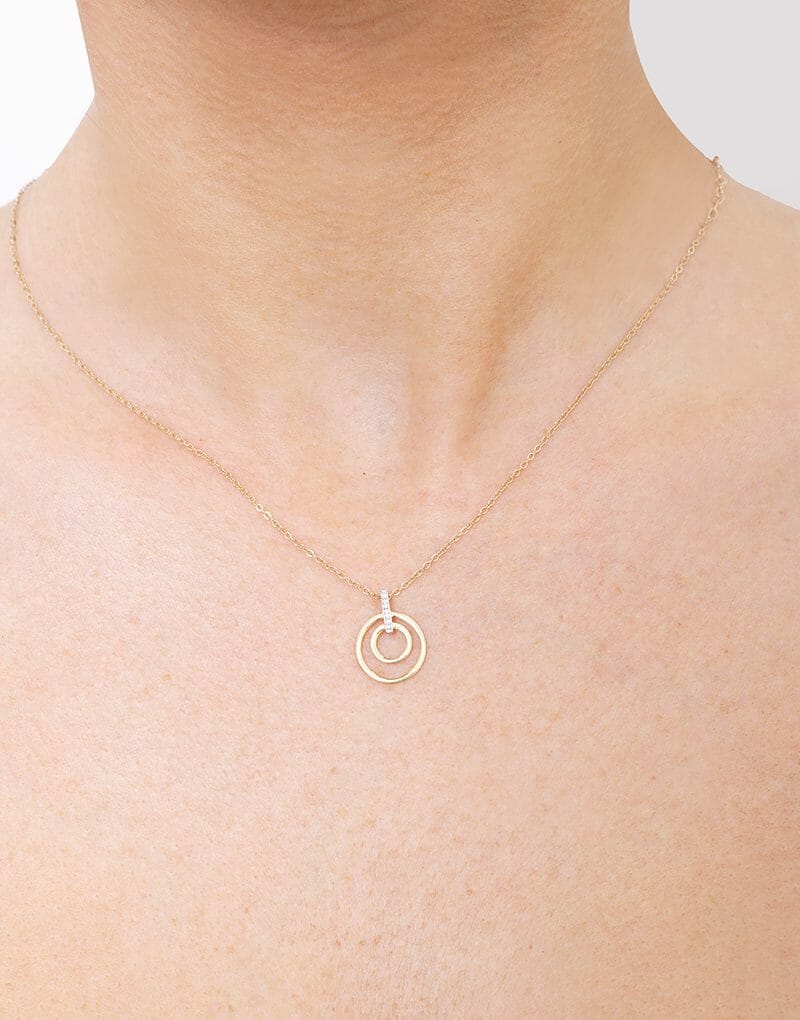 Elegancki wisiorek z brylantami zawieszony na delikatnym łańcuszku, idealny na specjalne okazje