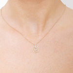 Elegancki wisiorek z brylantami zawieszony na delikatnym łańcuszku, idealny na specjalne okazje