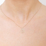 Elegancki wisiorek z brylantami zawieszony na delikatnym łańcuszku, idealny na specjalne okazje