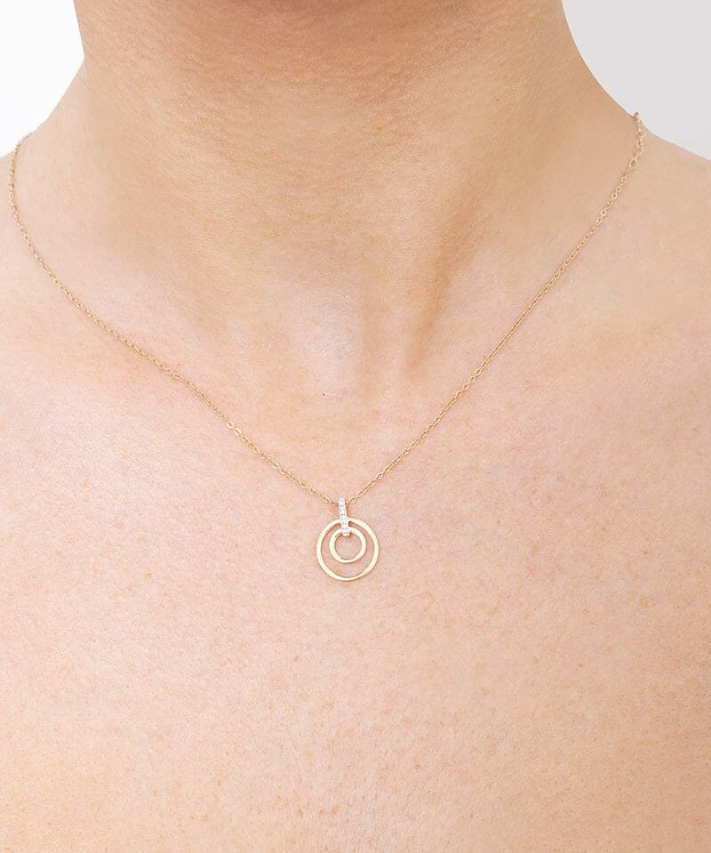 Elegancki wisiorek z brylantami zawieszony na delikatnym łańcuszku, idealny na specjalne okazje