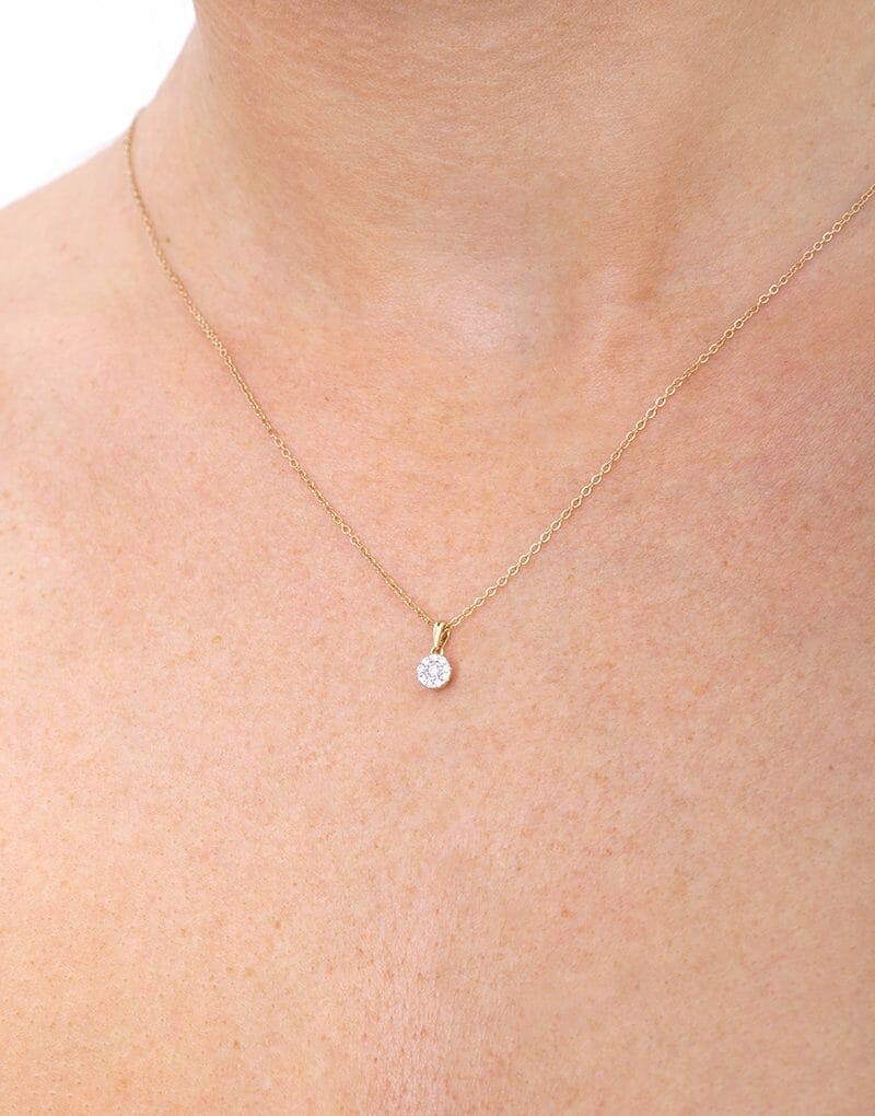 Wisiorek z brylantem 14k na złotym łańcuszku, idealny do codziennych stylizacji