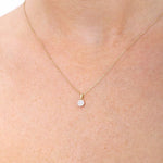 Wisiorek z brylantem 14k na złotym łańcuszku, idealny do codziennych stylizacji