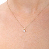 Wisiorek z brylantem 14k na złotym łańcuszku, idealny do codziennych stylizacji