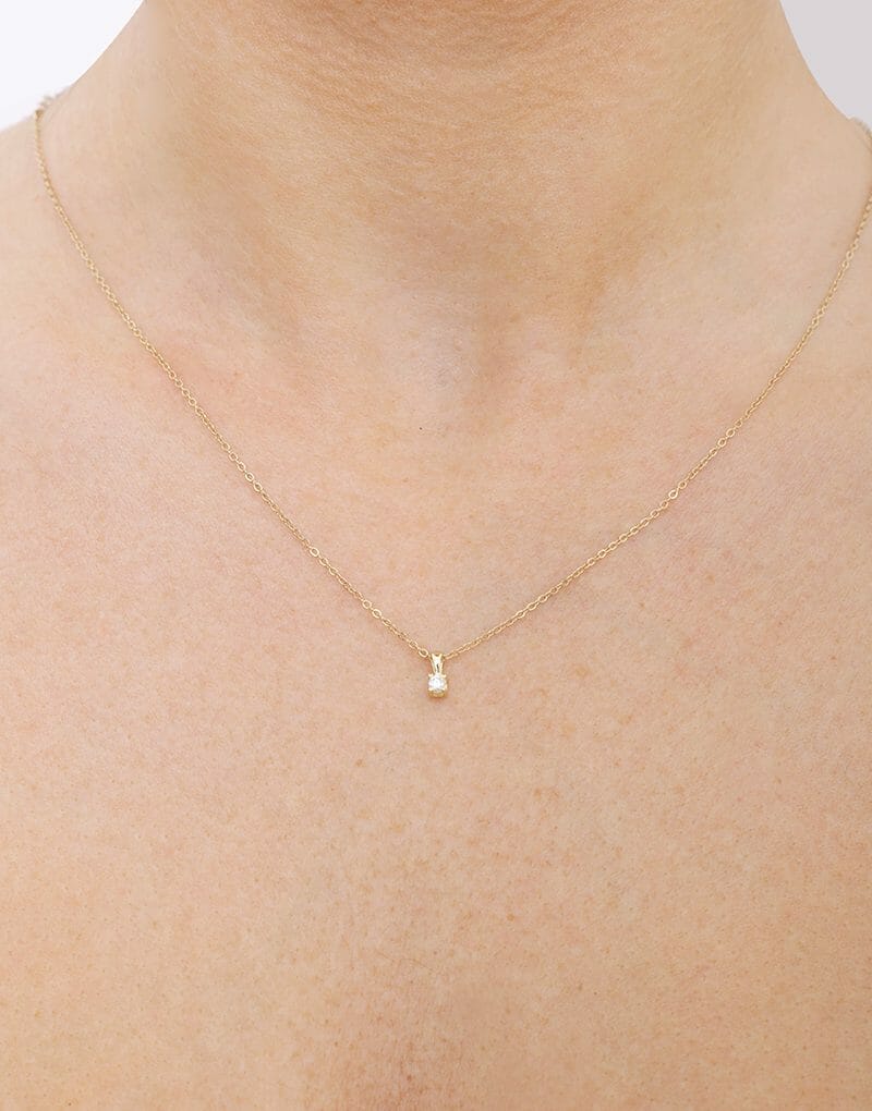Wisiorek z brylantem od Venetia Jewels na delikatnym złotym łańcuszku, idealny na specjalne okazje