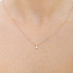 Wisiorek z brylantem od Venetia Jewels na delikatnym złotym łańcuszku, idealny na specjalne okazje