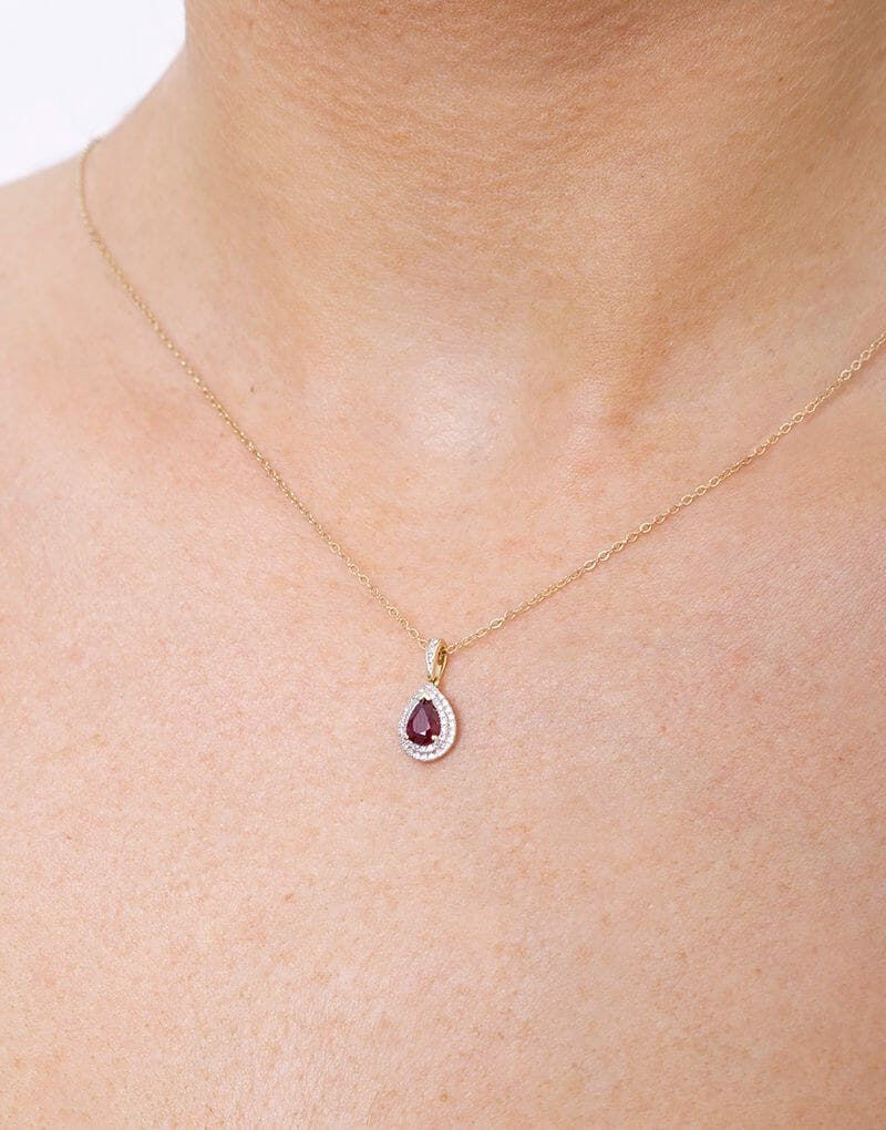 Wisiorek z rubinem i brylantami w złotej oprawie, zawieszony na cienkim łańcuszku