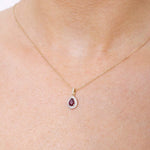 Wisiorek z rubinem i brylantami w złotej oprawie, zawieszony na cienkim łańcuszku