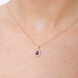 Wisiorek z rubinem i brylantami w złotej oprawie, zawieszony na cienkim łańcuszku