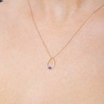 Zawieszka łezka z niebieskimi brylantami na złotym łańcuszku, elegancka biżuteria od Venetia Jewels