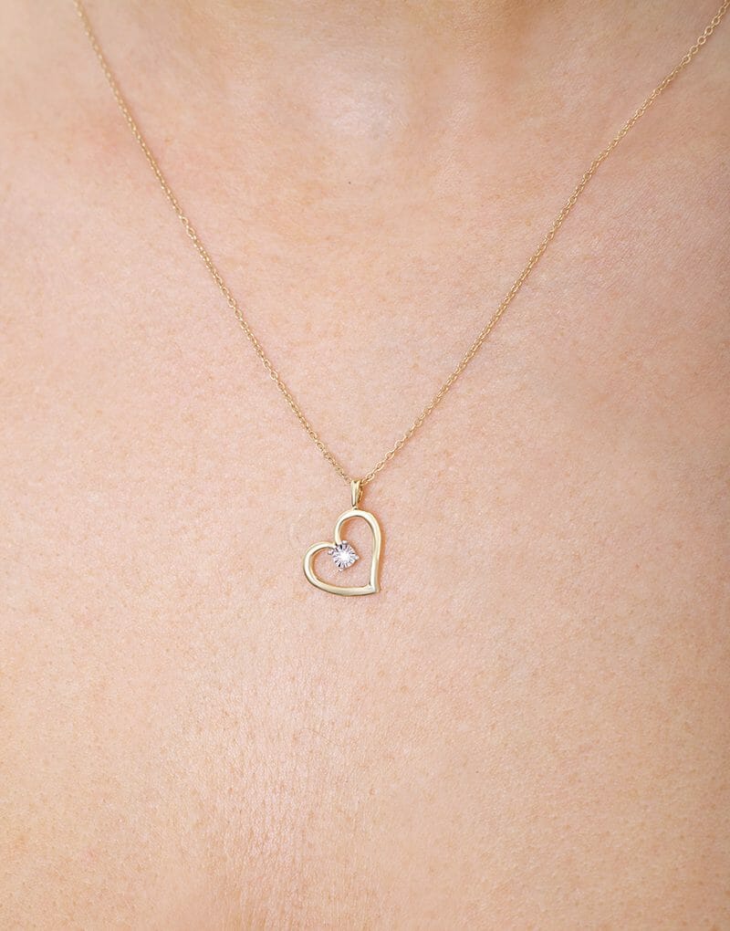 Zawieszka serce złoto 585 z diamentowym akcentem na cienkim łańcuszku, idealna na prezent