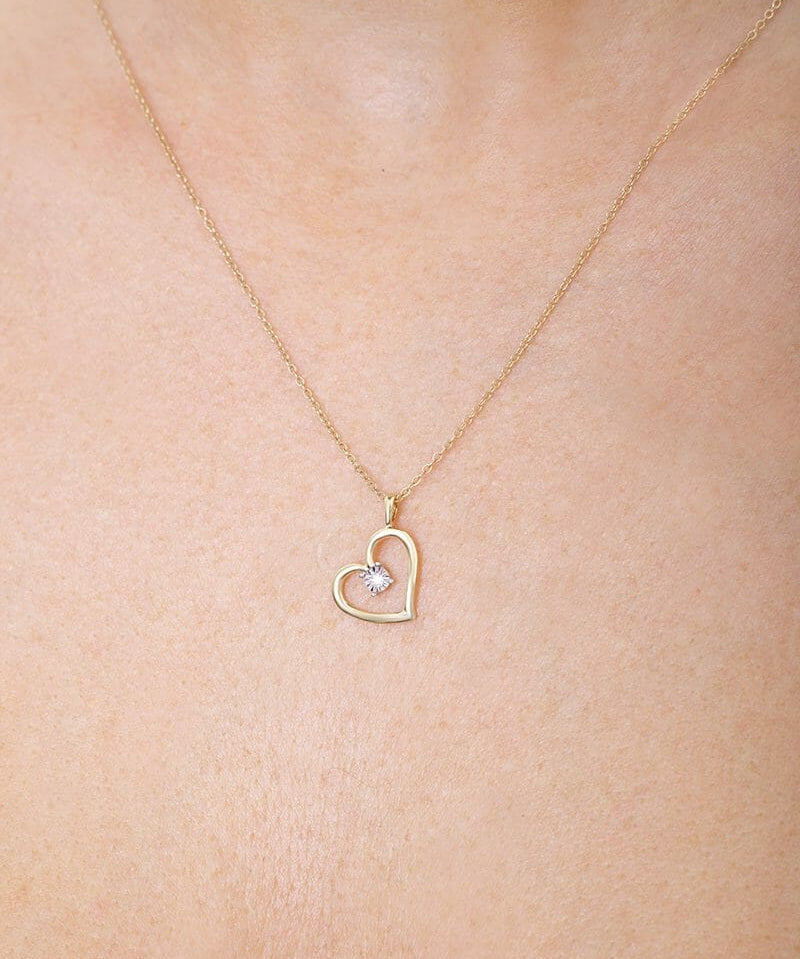 Zawieszka serce złoto 585 z diamentowym akcentem na cienkim łańcuszku, idealna na prezent