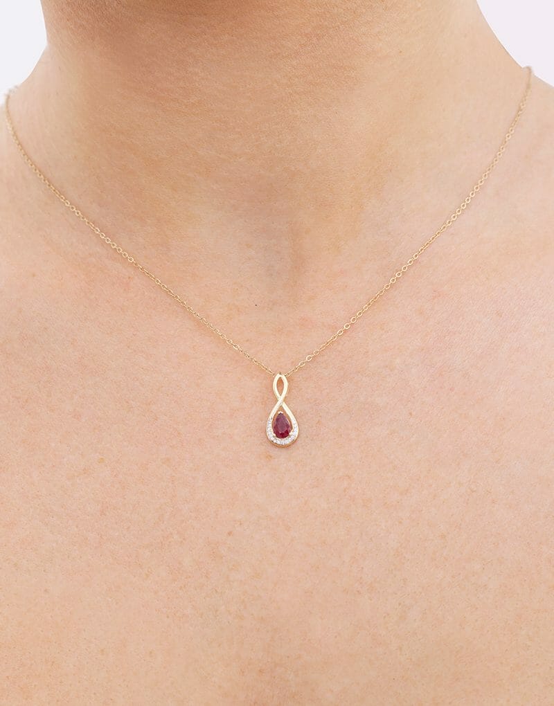 Zawieszka z czerwonym rubinem w złotej oprawie na cienkim łańcuszku dla eleganckiego stylu