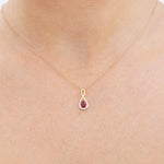 Zawieszka z czerwonym rubinem w złotej oprawie na cienkim łańcuszku dla eleganckiego stylu