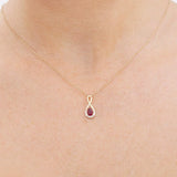 Zawieszka z czerwonym rubinem w złotej oprawie na cienkim łańcuszku dla eleganckiego stylu