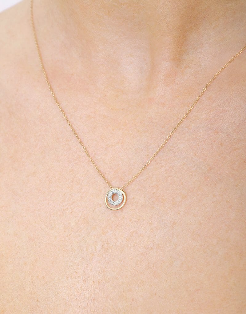 Zawieszka złota podwójna obręcz na delikatnym łańcuszku, idealna do eleganckich stylizacji