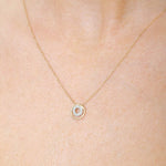 Zawieszka złota podwójna obręcz na delikatnym łańcuszku, idealna do eleganckich stylizacji