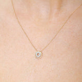 Zawieszka złota podwójna obręcz na delikatnym łańcuszku, idealna do eleganckich stylizacji