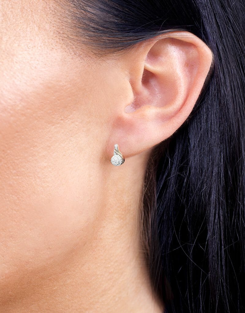 Złote kolczyki w kształcie łezek z brylantami idealne do eleganckich stylizacji