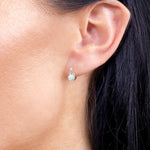 Złote kolczyki w kształcie łezek z brylantami idealne do eleganckich stylizacji