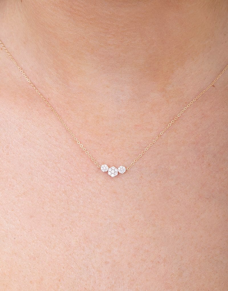Subtelny złoty naszyjnik z brylantami, idealny na specjalne okazje i codzienne noszenie