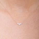 Subtelny złoty naszyjnik z brylantami, idealny na specjalne okazje i codzienne noszenie