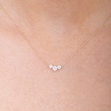 Subtelny złoty naszyjnik z brylantami, idealny na specjalne okazje i codzienne noszenie