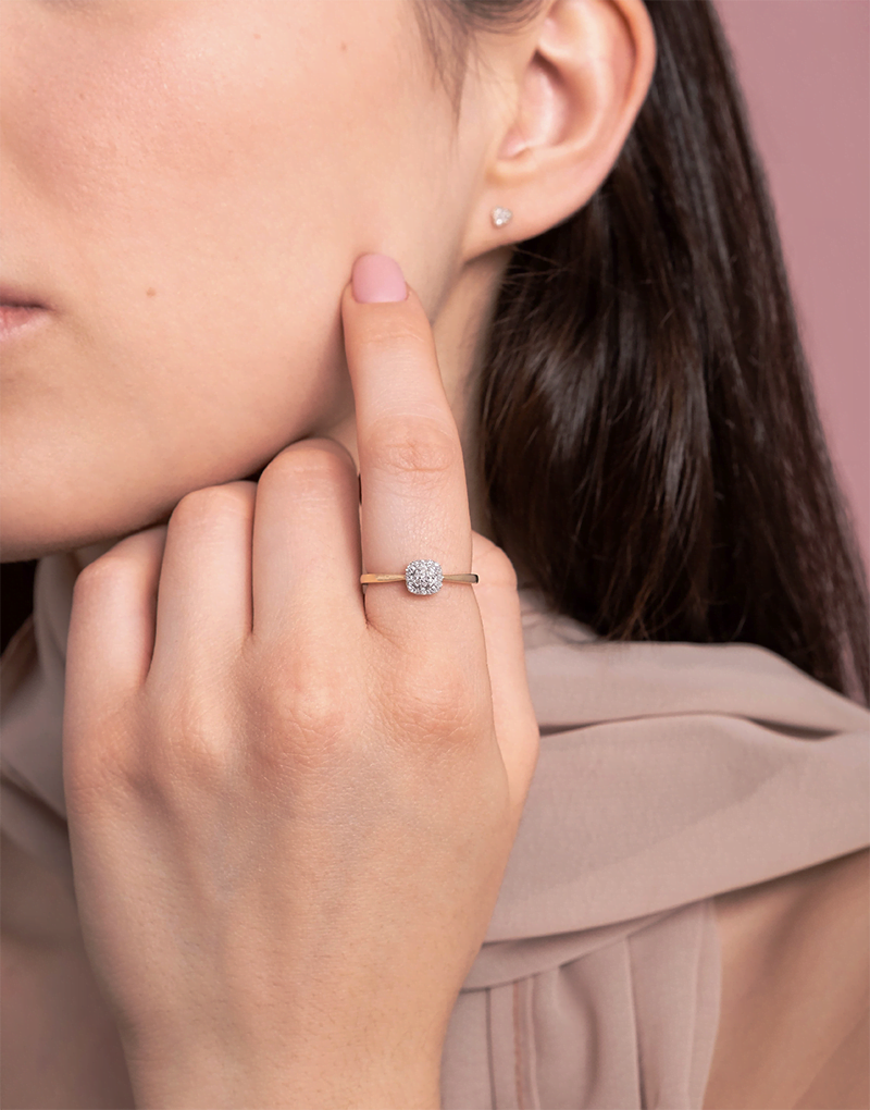 Złoty pierścionek z brylantami na palcu modelu, idealny na eleganckie okazje