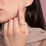 Złoty pierścionek z brylantami na palcu modelu, idealny na eleganckie okazje