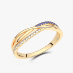 Elegancki złoty pierścionek z szafirami i diamentami, idealny na wyjątkowe okazje