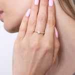 Złoty pierścionek zaręczynowy z brylantem noszony na palcu, subtelny i elegancki design