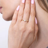 Złoty pierścionek zaręczynowy z brylantem noszony na palcu, subtelny i elegancki design