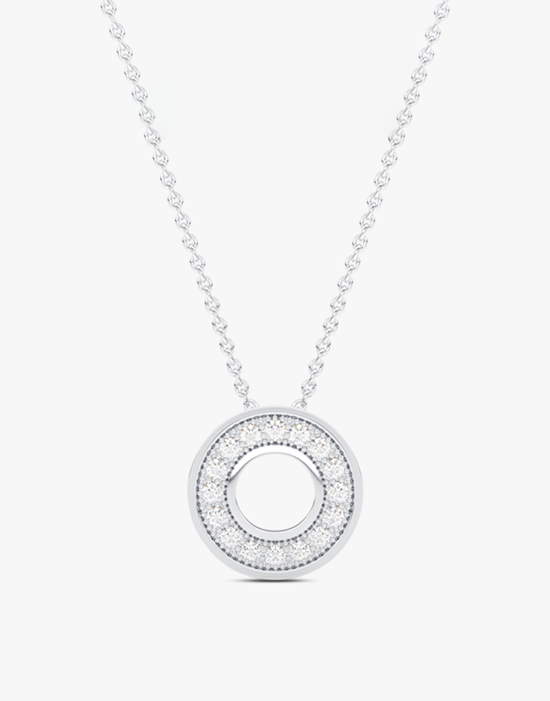 Złoty wisiorek z brylantami w formie okręgu zawieszony na delikatnym łańcuszku