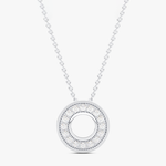 Złoty wisiorek z brylantami w formie okręgu zawieszony na delikatnym łańcuszku