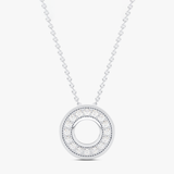 Złoty wisiorek z brylantami w formie okręgu zawieszony na delikatnym łańcuszku