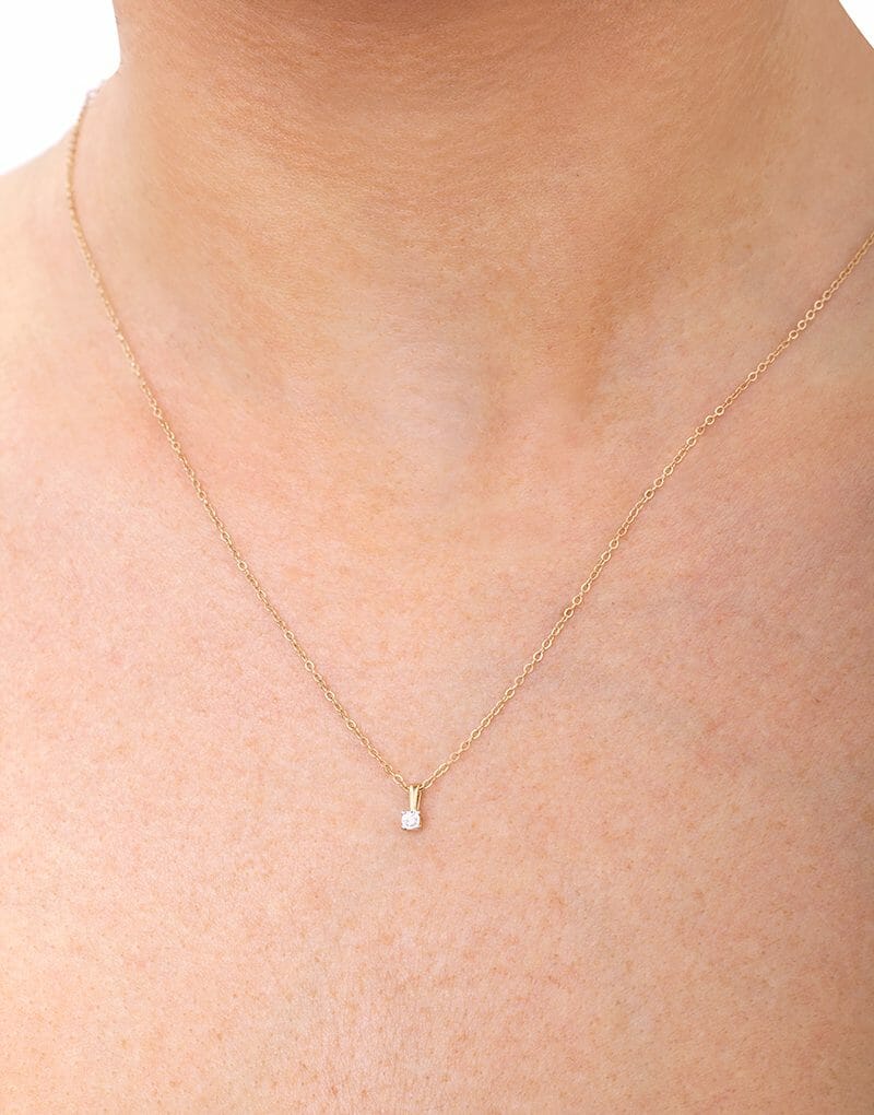 Złoty wisiorek z brylantem na delikatnym łańcuszku, idealny na każdą okazję