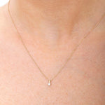 Złoty wisiorek z brylantem na delikatnym łańcuszku, idealny na każdą okazję