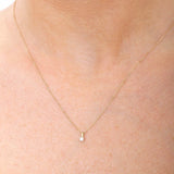 Złoty wisiorek z brylantem na delikatnym łańcuszku, idealny na każdą okazję