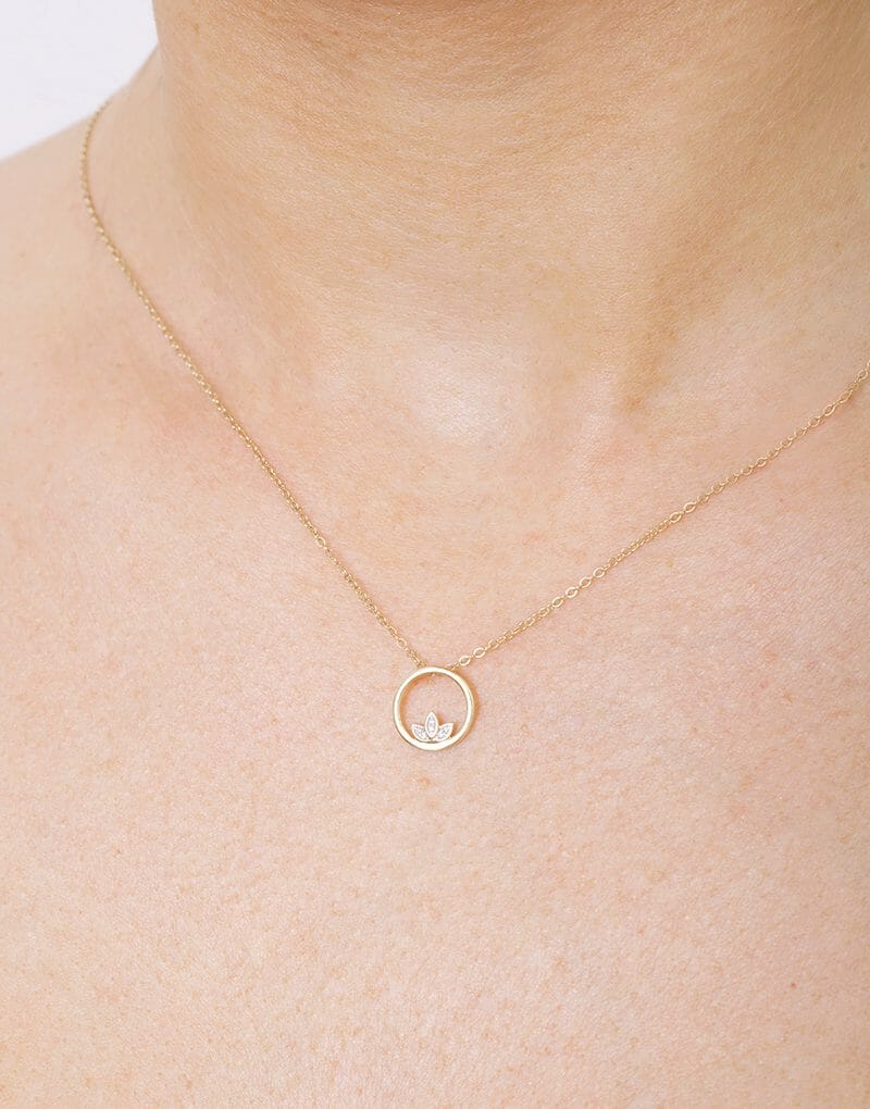 Złota zawieszka z lotosem na delikatnym łańcuszku, idealna na każdą okazję