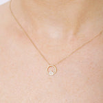 Złota zawieszka z lotosem na delikatnym łańcuszku, idealna na każdą okazję