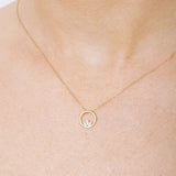 Złota zawieszka z lotosem na delikatnym łańcuszku, idealna na każdą okazję