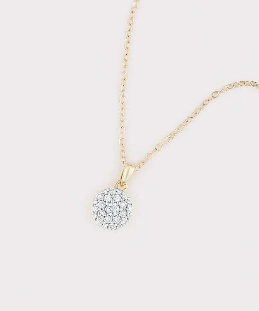 Złota zawieszka z brylantami na delikatnym łańcuszku, idealna na wyjątkowe okazje i codzienne stylizacje