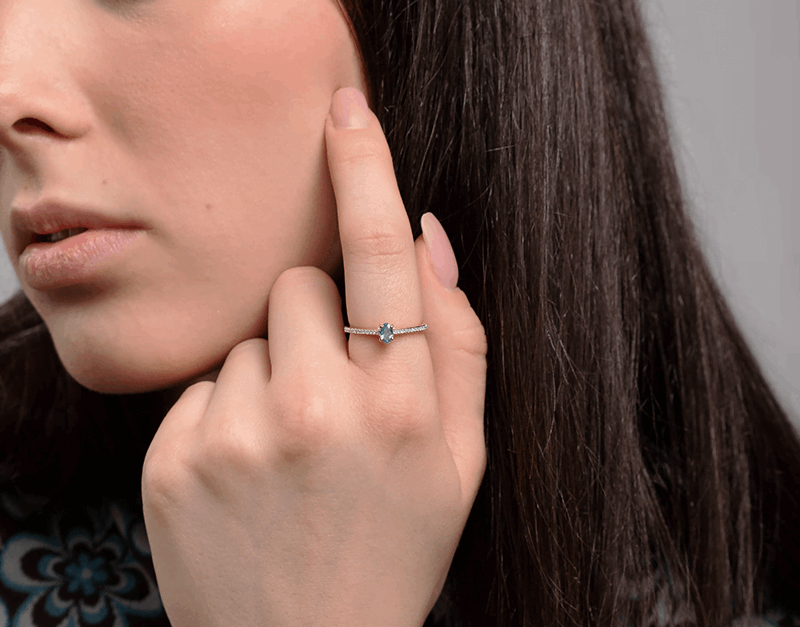 Pierścionek z Owalnym Niebieskim Topazem oraz Brylantami - Venetia Jewels - 14K złoto z brylantami