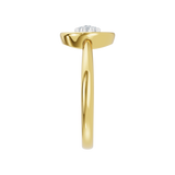 Złoty pierścionek z okrągłą brylantową rozetą z ażurowym centrum